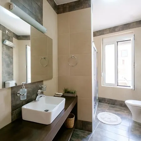 With Courtyard In Beating Heart Of Old Town! Apartman Hriszí Aktí Haniá