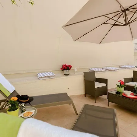 With Courtyard In Beating Heart Of Old Town! Apartman