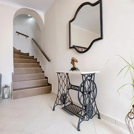 Apartman With Courtyard In Beating Heart Of Old Town! *