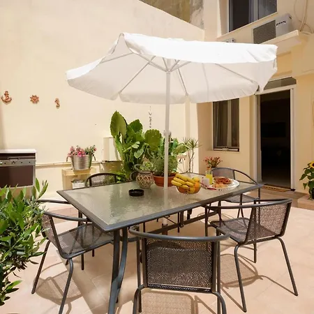 Apartment With Courtyard In Beating Heart Of Old Town! *