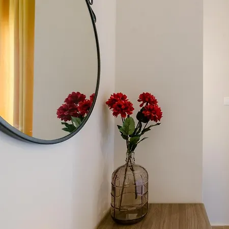 Apartment With Courtyard In Beating Heart Of Old Town! *