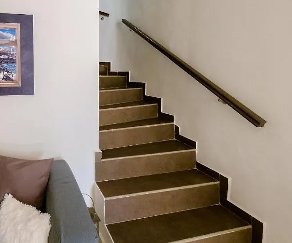 With Courtyard In Beating Heart Of Old Town! Lägenhet *