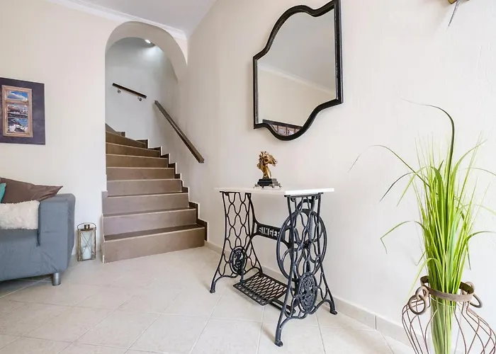 Lägenhet With Courtyard In Beating Heart Of Old Town! *