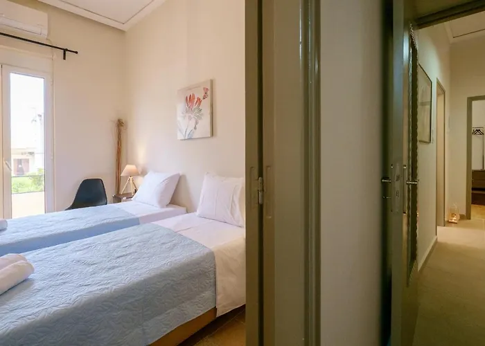 With Courtyard In Beating Heart Of Old Town! Lägenhet