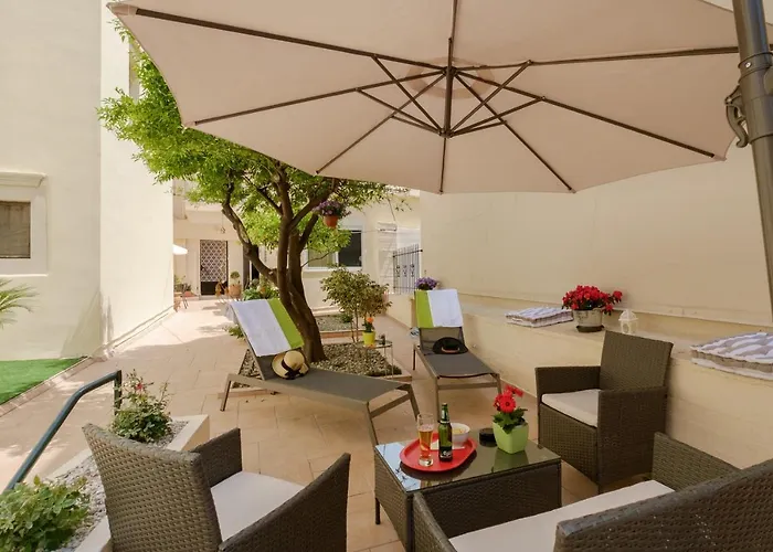 Lägenhet With Courtyard In Beating Heart Of Old Town!