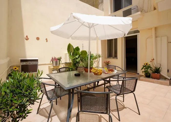 Lägenhet With Courtyard In Beating Heart Of Old Town! *