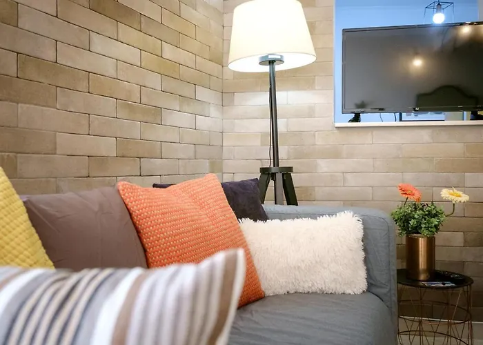 With Courtyard In Beating Heart Of Old Town! Lägenhet