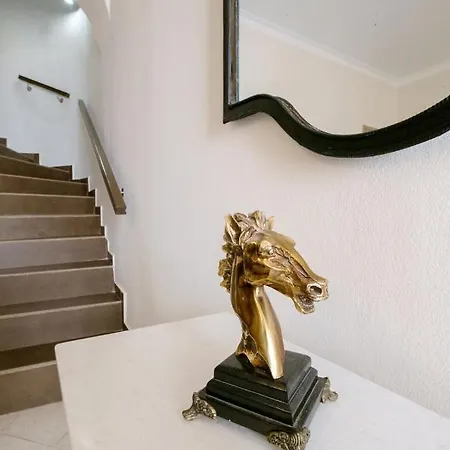 With Courtyard In Beating Heart Of Old Town! Ханья (Крит)