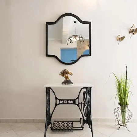 With Courtyard In Beating Heart Of Old Town! Ханья (Крит)