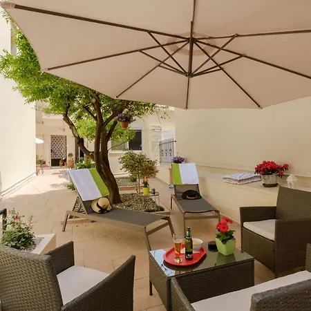 Appartement With Courtyard In Beating Heart Of Old Town!