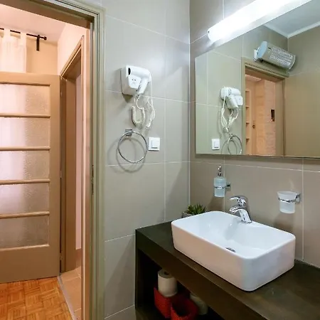 With Courtyard In Beating Heart Of Old Town! Апартаменти *