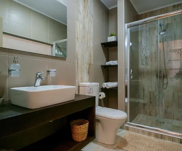 With Courtyard In Beating Heart Of Old Town! Appartement *