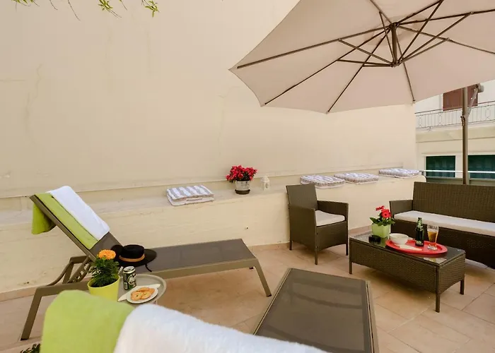 With Courtyard In Beating Heart Of Old Town! Appartement