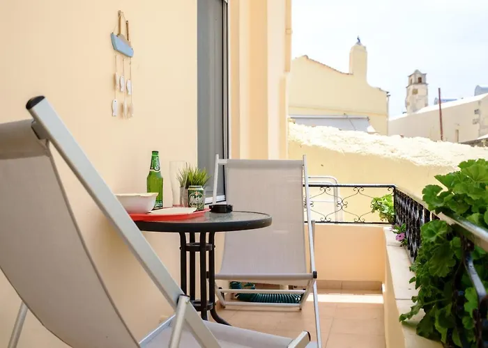 With Courtyard In Beating Heart Of Old Town! Appartement *