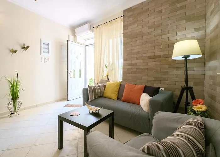 With Courtyard In Beating Heart Of Old Town! Appartement *