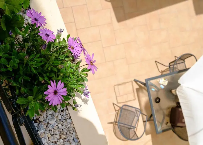 With Courtyard In Beating Heart Of Old Town! Appartement