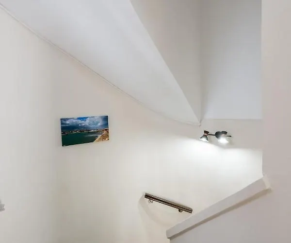 With Courtyard In Beating Heart Of Old Town! Appartement *