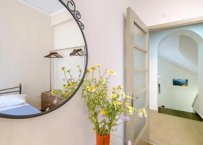 With Courtyard In Beating Heart Of Old Town! Appartement